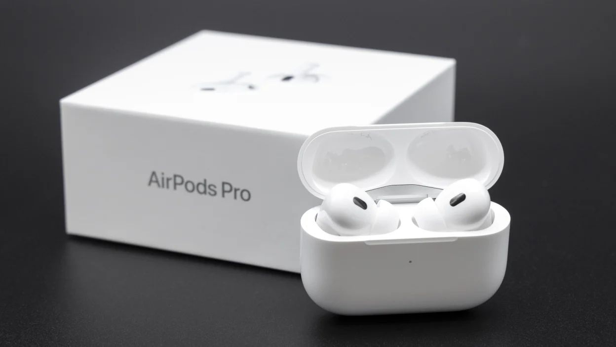 AirPods Pro 3 Features ANC, Live Translation, and Heart-Rate